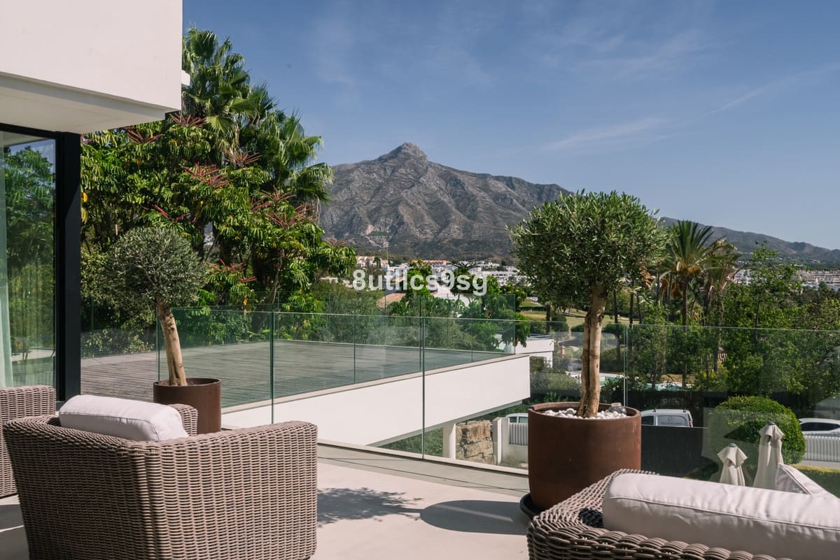 5 slaapkamer Villa te koop in Nueva Andalucia met zwembad garage - € 4.995.000 (Ref: 9694160)