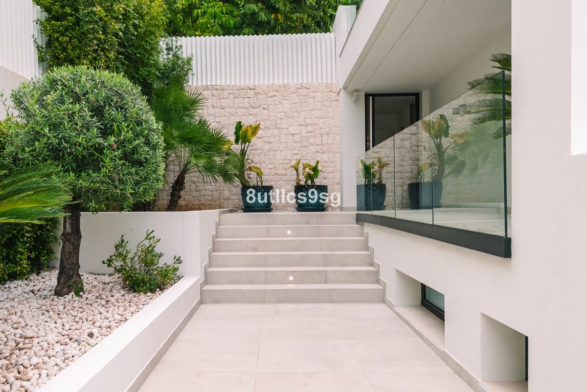 5 slaapkamer Villa te koop in Nueva Andalucia met zwembad garage - € 4.995.000 (Ref: 9694160)