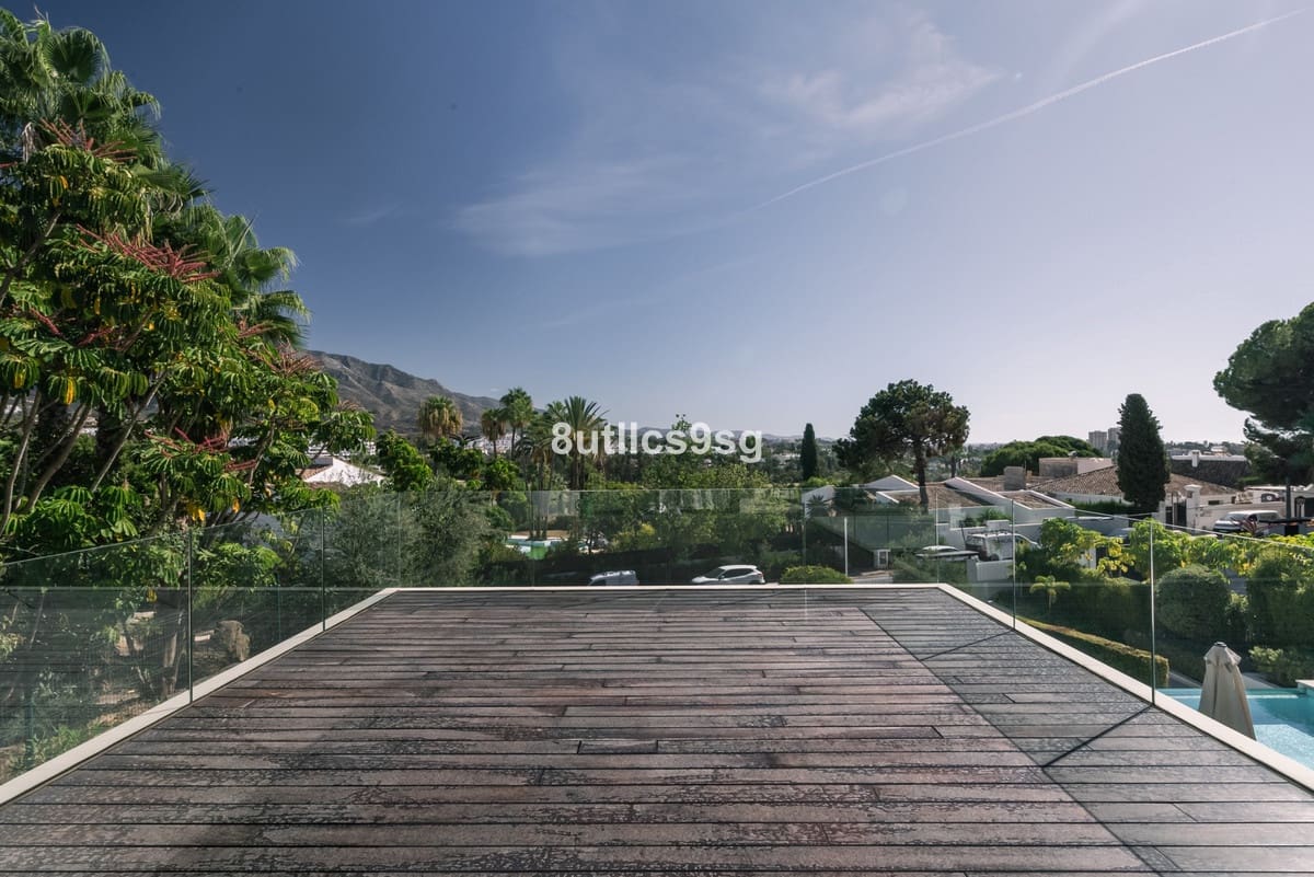 5 slaapkamer Villa te koop in Nueva Andalucia met zwembad garage - € 4.995.000 (Ref: 9694160)