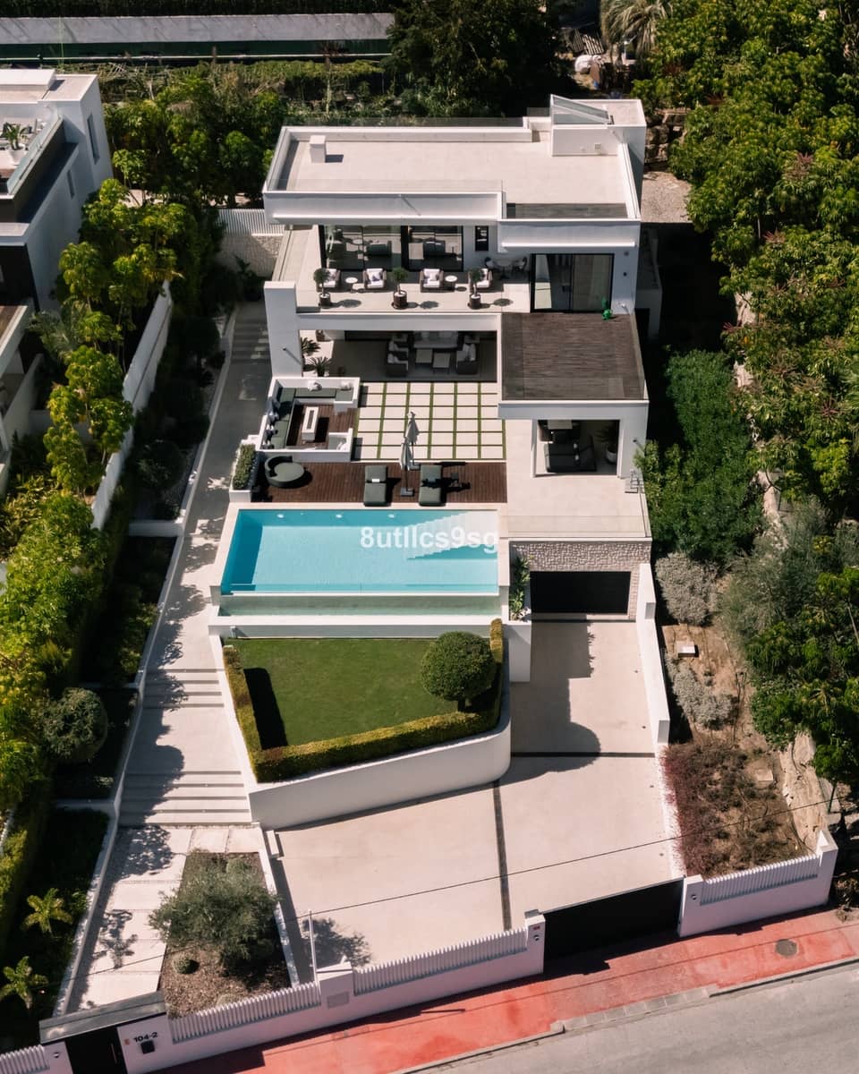 5 slaapkamer Villa te koop in Nueva Andalucia met zwembad garage - € 4.995.000 (Ref: 9694160)