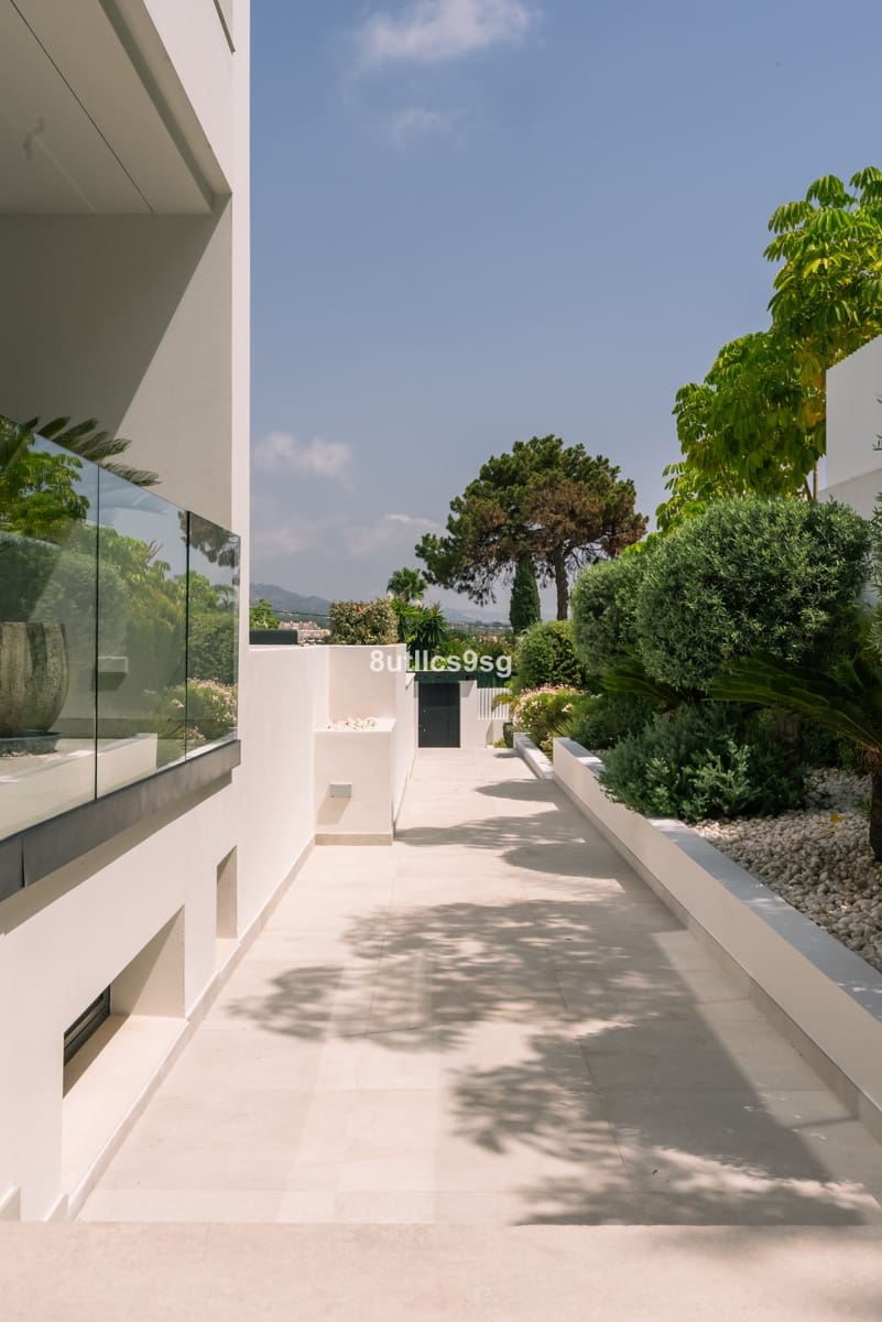 5 slaapkamer Villa te koop in Nueva Andalucia met zwembad garage - € 4.995.000 (Ref: 9694160)