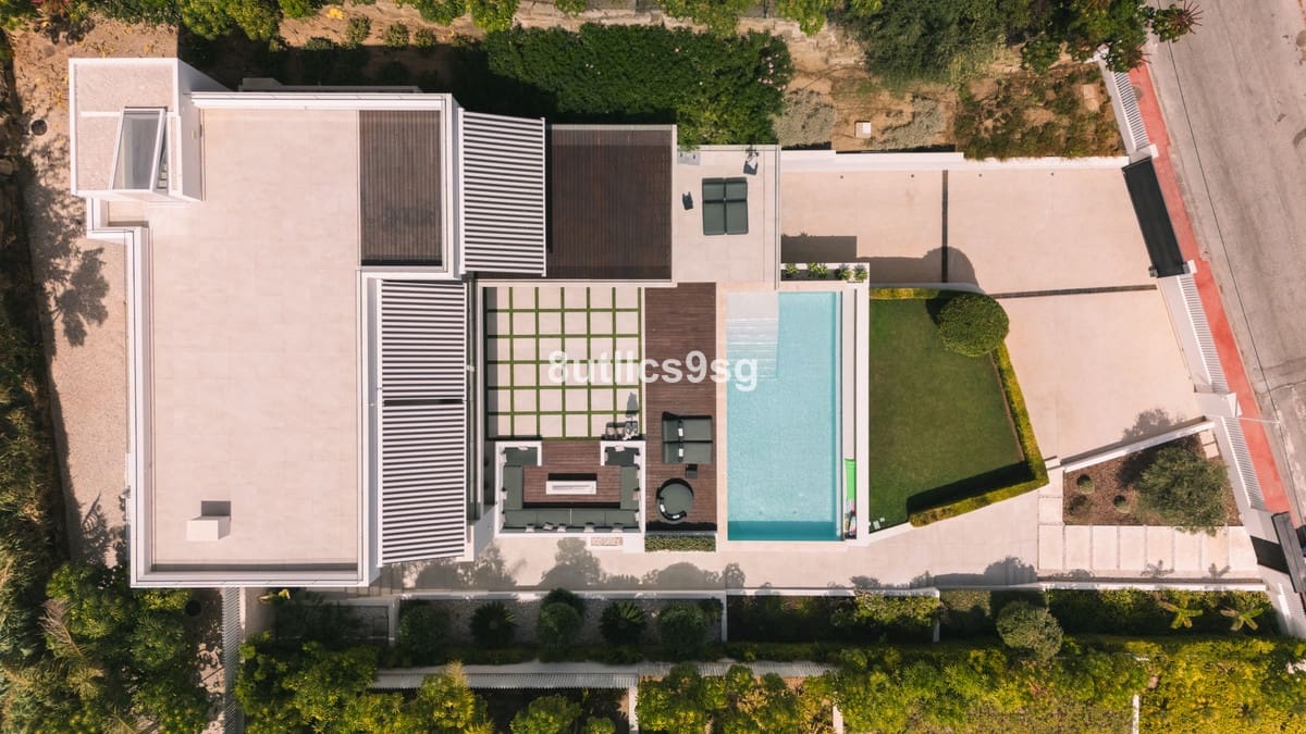 5 slaapkamer Villa te koop in Nueva Andalucia met zwembad garage - € 4.995.000 (Ref: 9694160)