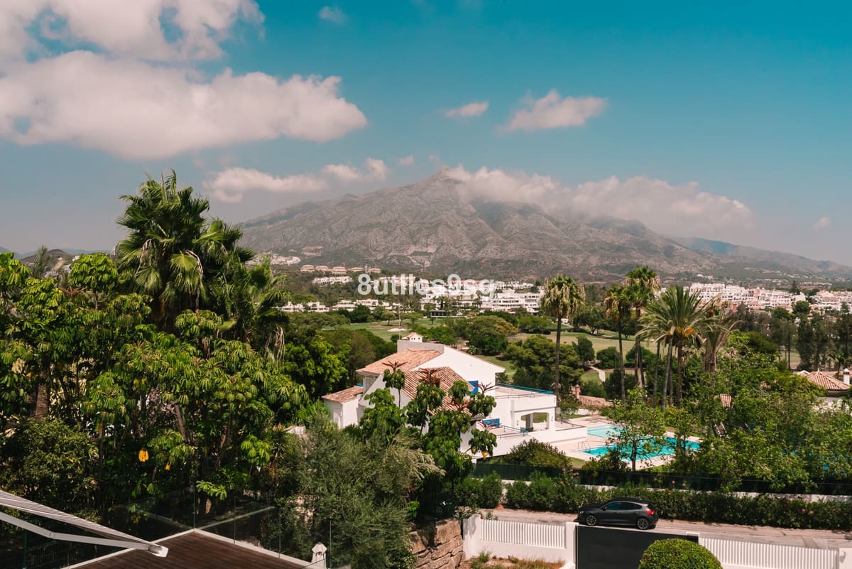 5 slaapkamer Villa te koop in Nueva Andalucia met zwembad garage - € 4.995.000 (Ref: 9694160)