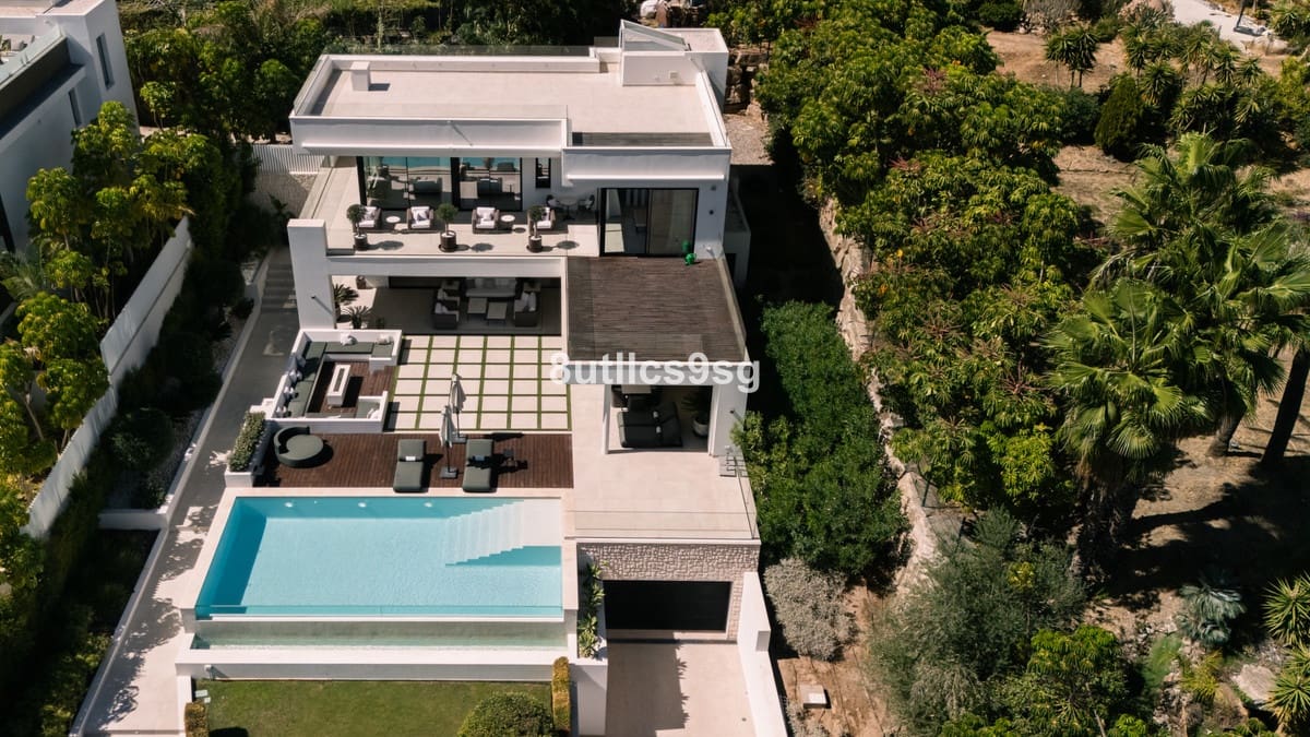 5 slaapkamer Villa te koop in Nueva Andalucia met zwembad garage - € 4.995.000 (Ref: 9694160)