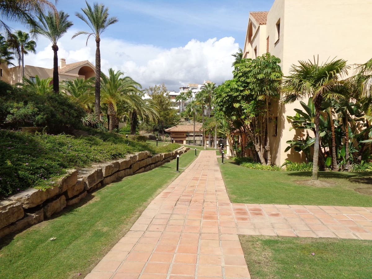 2 slaapkamer Appartement te koop in Benahavis met zwembad garage - € 469.000 (Ref: 9694163)