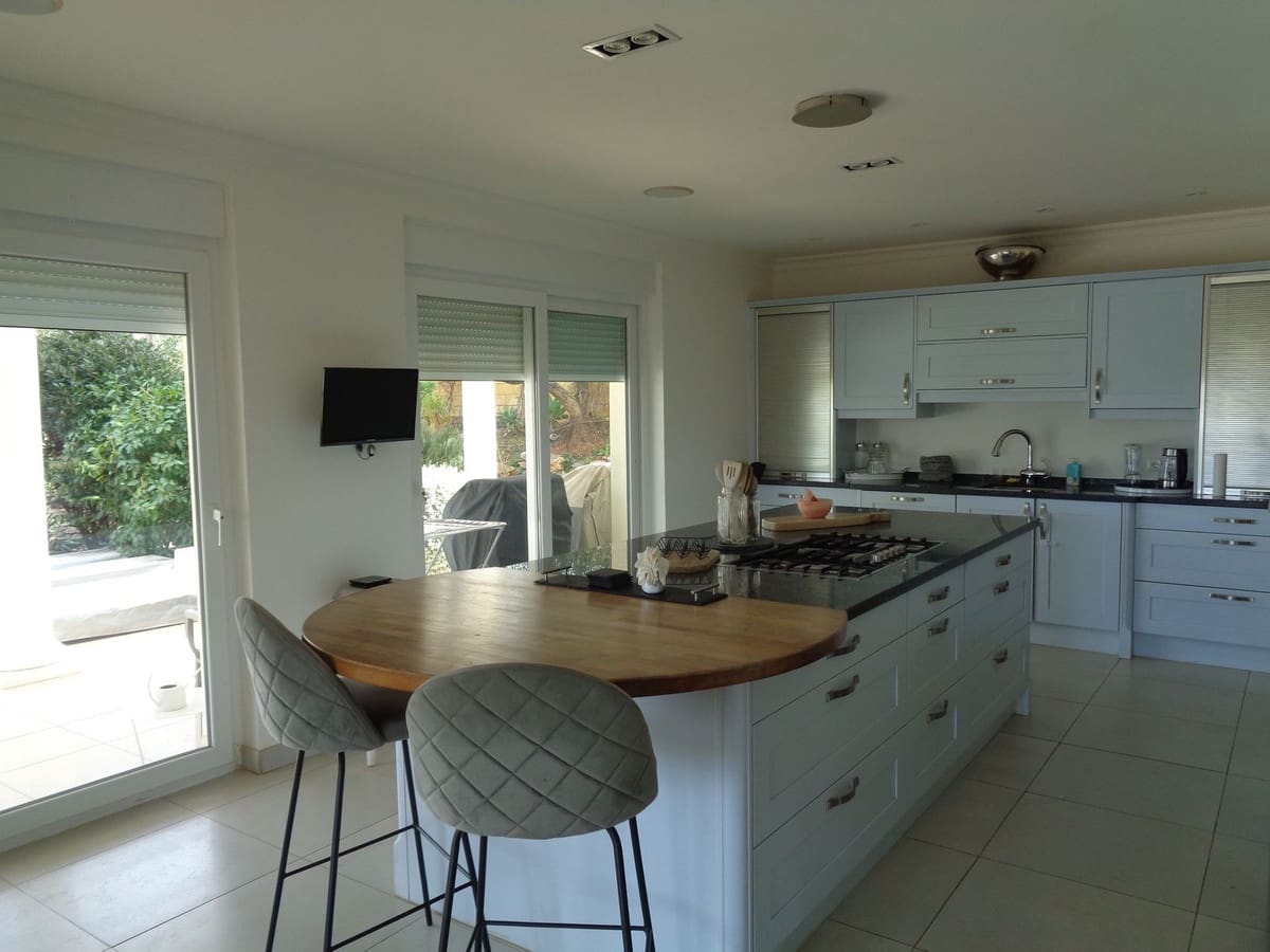 4 bedroom Villa for sale in Alhaurin de la Torre with pool garage - € 1,750,000 (Ref: 9694164)