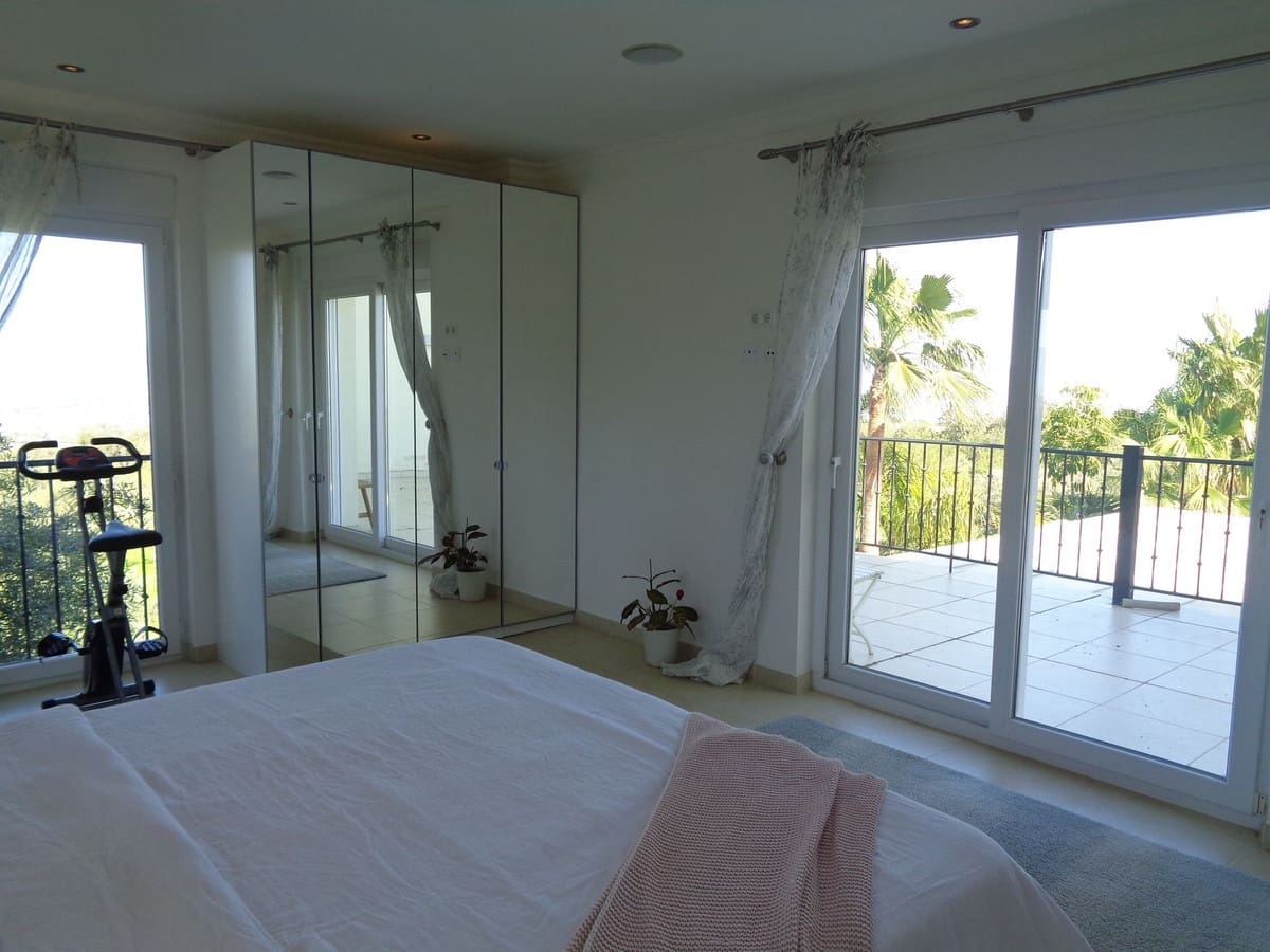 4 bedroom Villa for sale in Alhaurin de la Torre with pool garage - € 1,750,000 (Ref: 9694164)