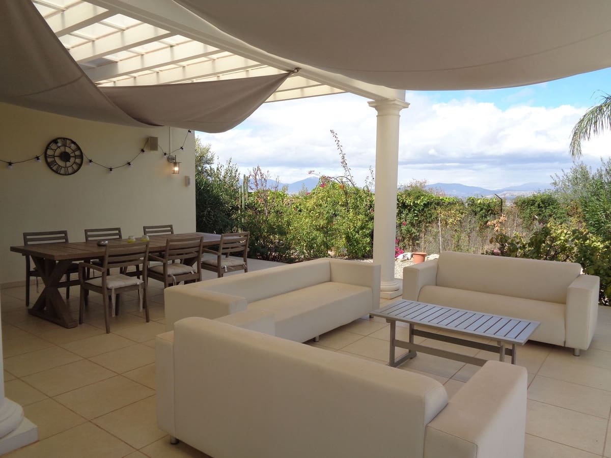4 bedroom Villa for sale in Alhaurin de la Torre with pool garage - € 1,750,000 (Ref: 9694164)