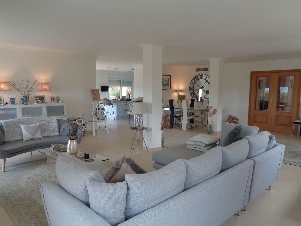 4 bedroom Villa for sale in Alhaurin de la Torre with pool garage - € 1,750,000 (Ref: 9694164)