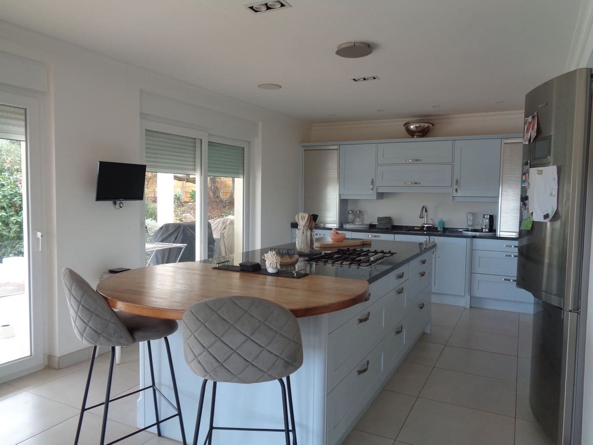 4 bedroom Villa for sale in Alhaurin de la Torre with pool garage - € 1,750,000 (Ref: 9694164)