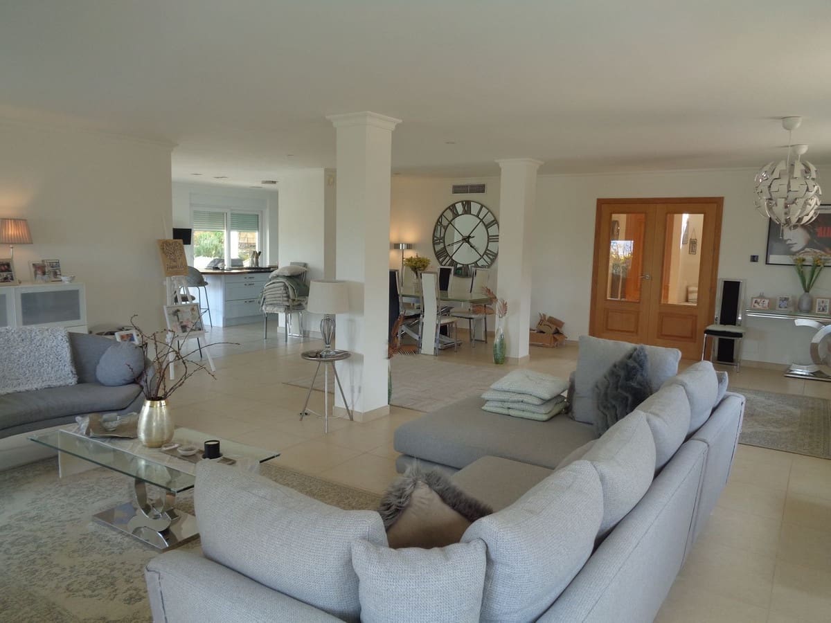 4 bedroom Villa for sale in Alhaurin de la Torre with pool garage - € 1,750,000 (Ref: 9694164)