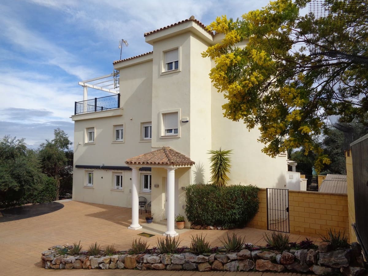 4 bedroom Villa for sale in Alhaurin de la Torre with pool garage - € 1,750,000 (Ref: 9694164)