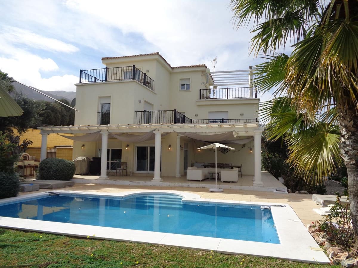 4 bedroom Villa for sale in Alhaurin de la Torre with pool garage - € 1,750,000 (Ref: 9694164)
