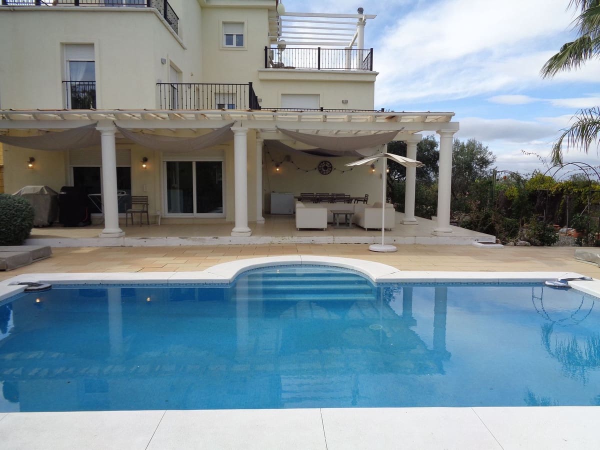 4 bedroom Villa for sale in Alhaurin de la Torre with pool garage - € 1,750,000 (Ref: 9694164)