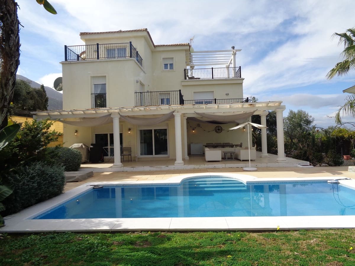 4 bedroom Villa for sale in Alhaurin de la Torre with pool garage - € 1,750,000 (Ref: 9694164)