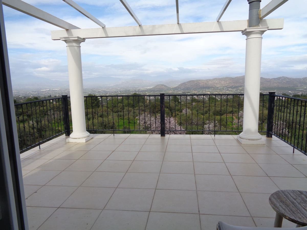 4 bedroom Villa for sale in Alhaurin de la Torre with pool garage - € 1,750,000 (Ref: 9694164)