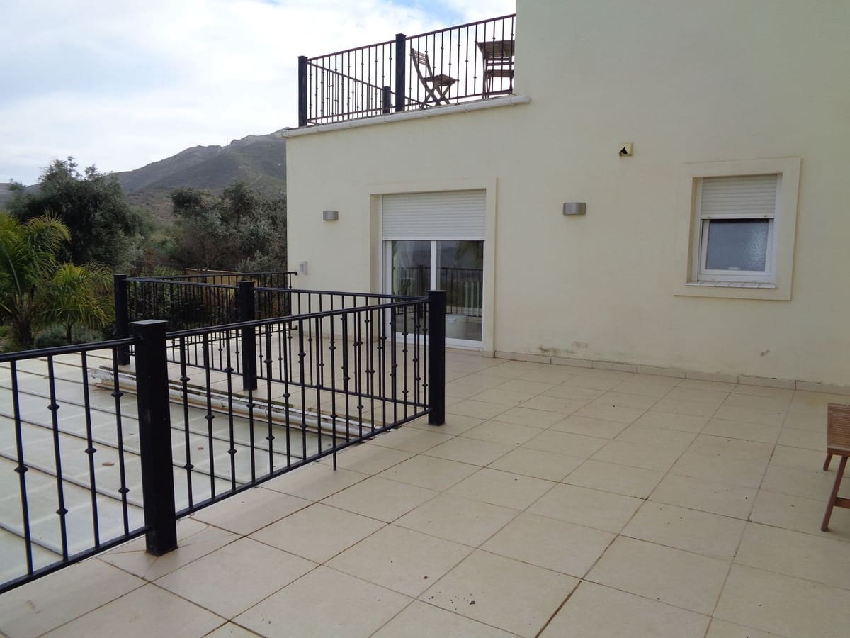 4 bedroom Villa for sale in Alhaurin de la Torre with pool garage - € 1,750,000 (Ref: 9694164)