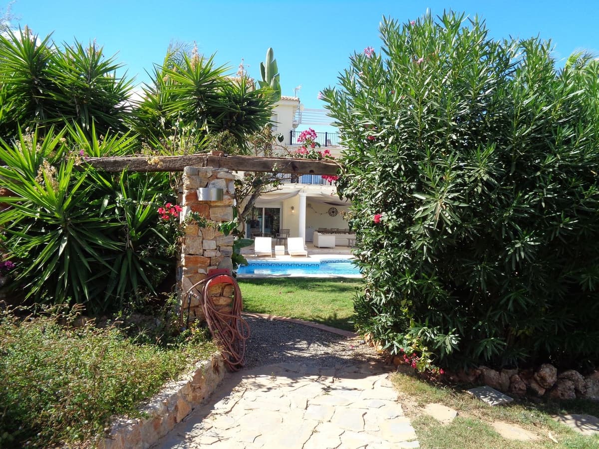 4 bedroom Villa for sale in Alhaurin de la Torre with pool garage - € 1,750,000 (Ref: 9694164)