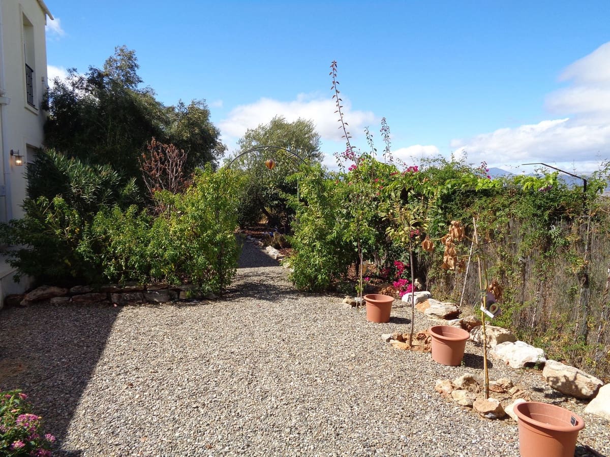 4 bedroom Villa for sale in Alhaurin de la Torre with pool garage - € 1,750,000 (Ref: 9694164)