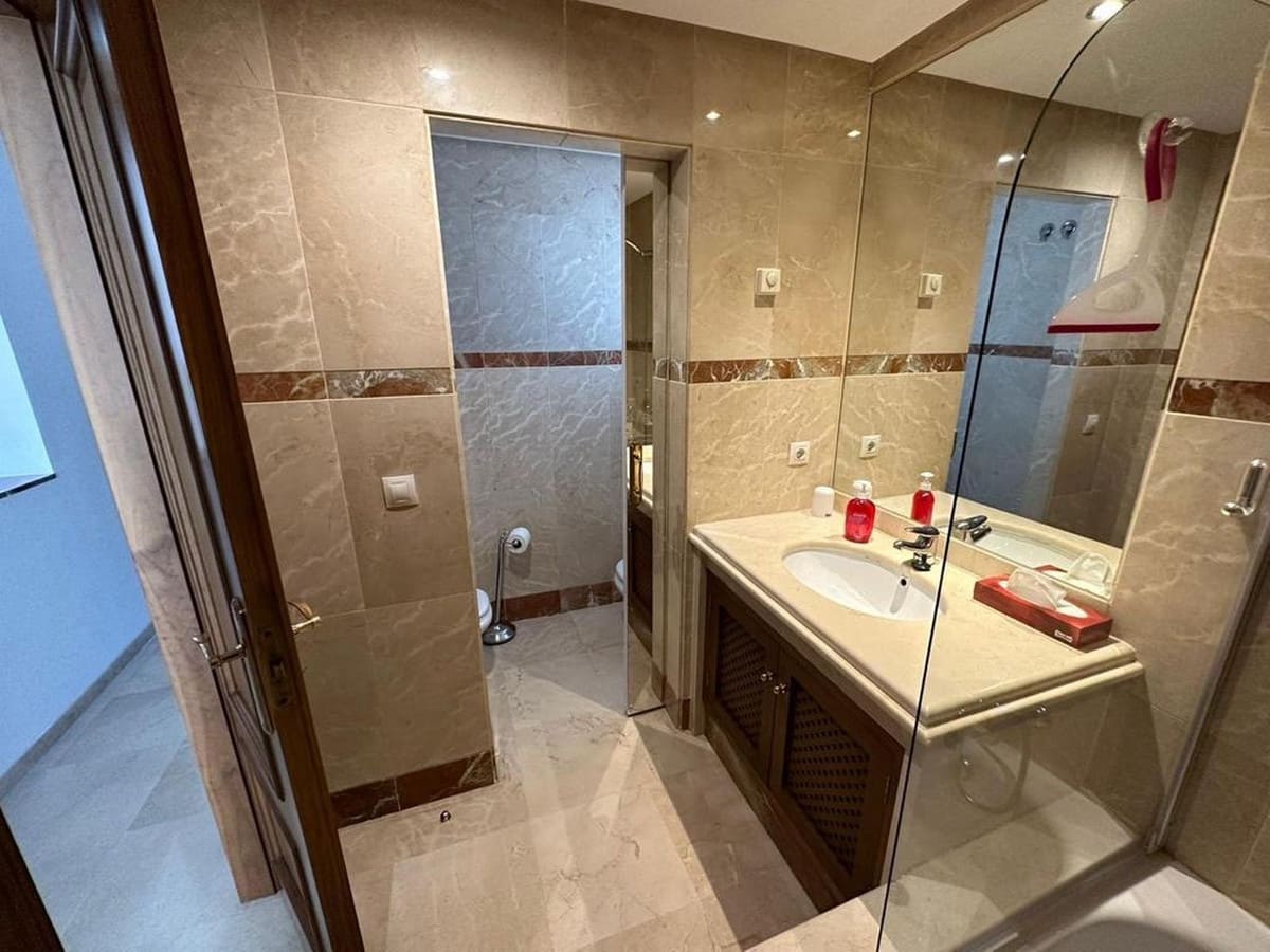 Apartamento de 2 habitaciones en New Golden Mile en venta con piscina garaje - 435.000 € (Ref: 9694165)