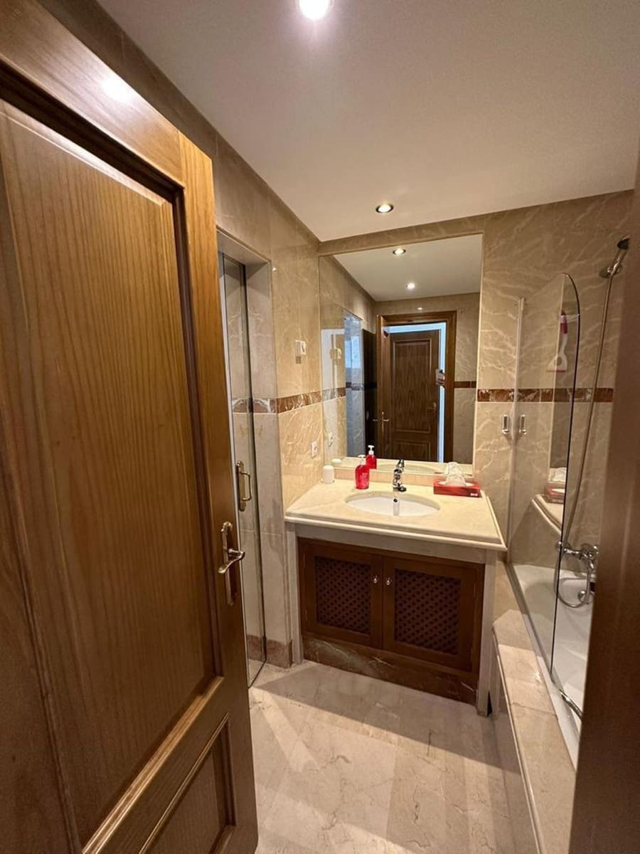 Apartamento de 2 habitaciones en New Golden Mile en venta con piscina garaje - 435.000 € (Ref: 9694165)