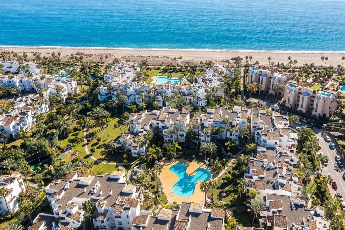 Apartamento de 2 habitaciones en New Golden Mile en venta con piscina garaje - 435.000 € (Ref: 9694165)