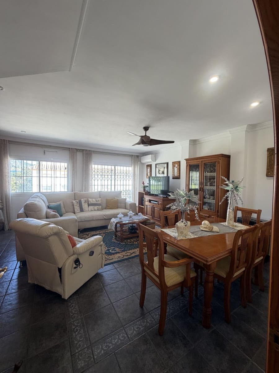 3 soveværelse Byhus til salg i Estepona med garage - € 575.000 (Ref: 9694260)