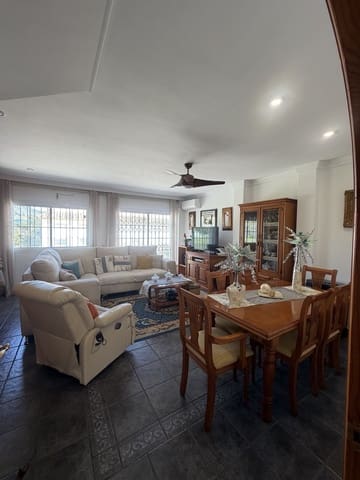 3 soveværelse Byhus til salg i Estepona med garage - € 575.000 (Ref: 9694260)