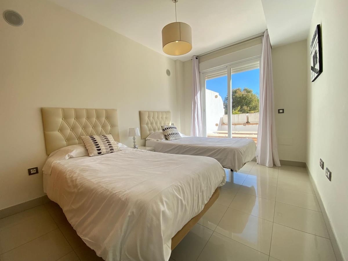 3 sovrum Takvåning till salu i Estepona med pool garage - 419 000 € (Ref: 9694299)