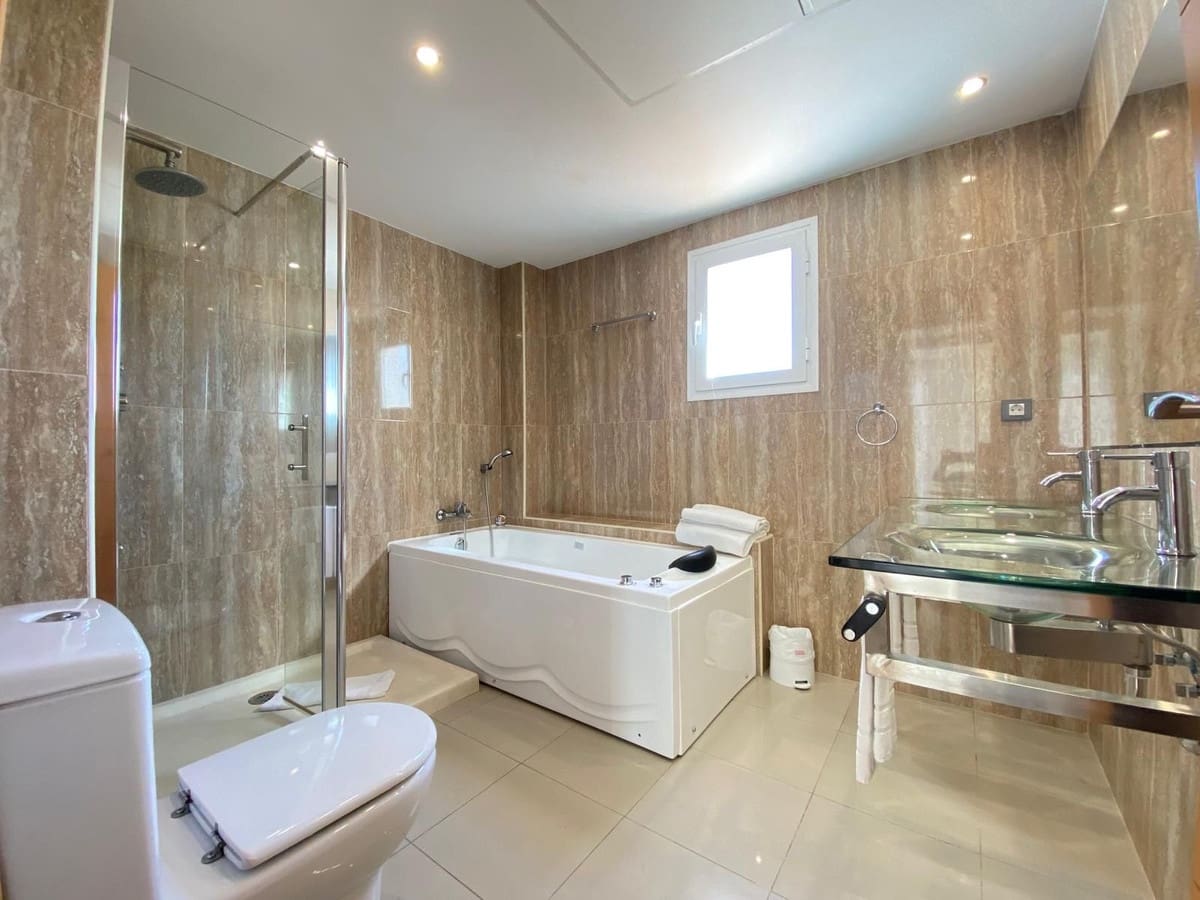 3 sovrum Takvåning till salu i Estepona med pool garage - 419 000 € (Ref: 9694299)