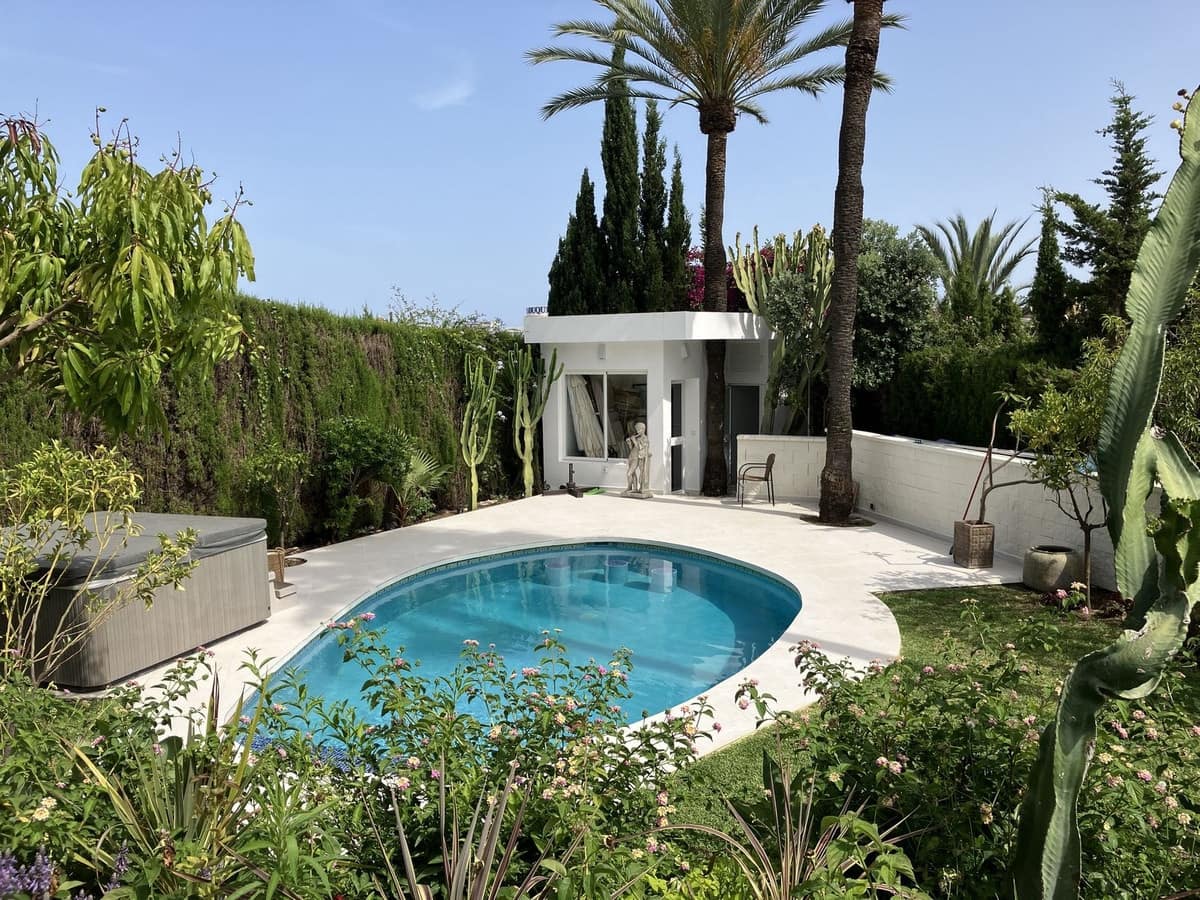 6 bedroom Villa for sale in Puerto Banus with pool garage - € 3,200,000 (Ref: 9696616)