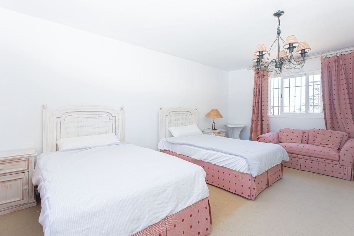 6 bedroom Villa for sale in Nueva Andalucia with pool garage - € 3,500,000 (Ref: 9696618)