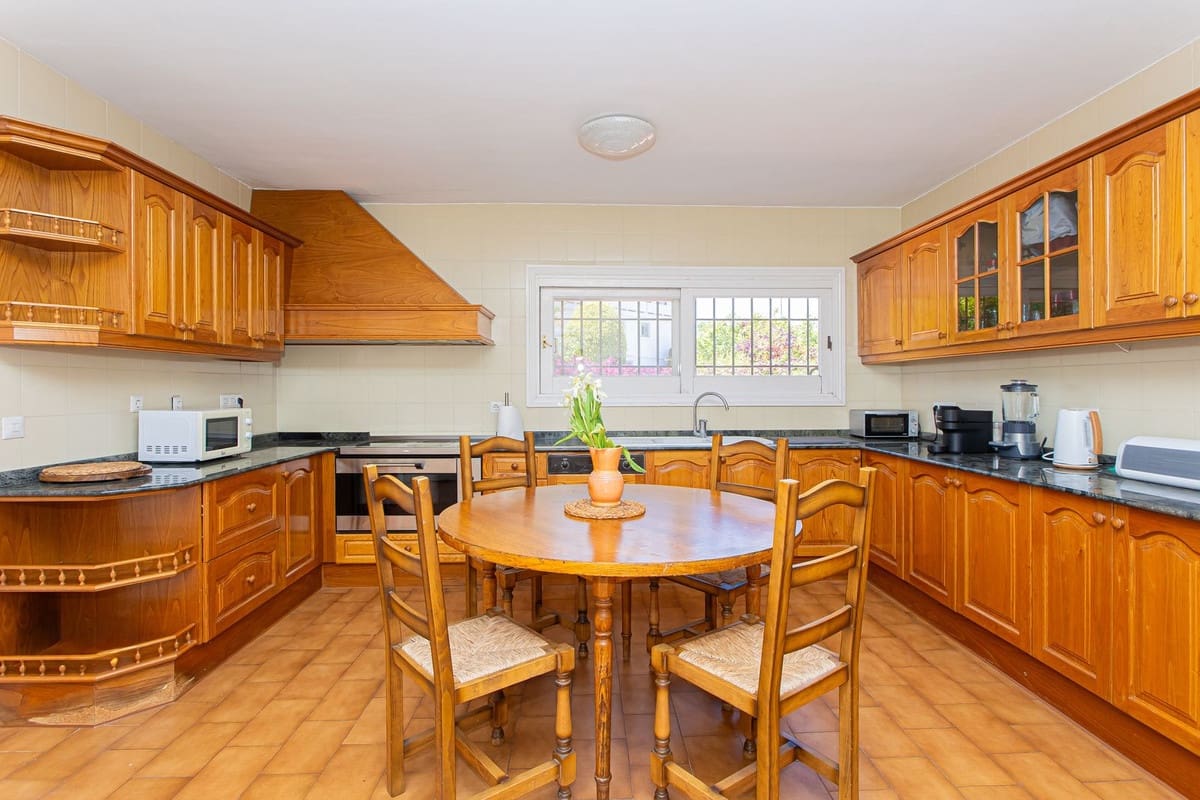 6 bedroom Villa for sale in Nueva Andalucia with pool garage - € 3,500,000 (Ref: 9696618)