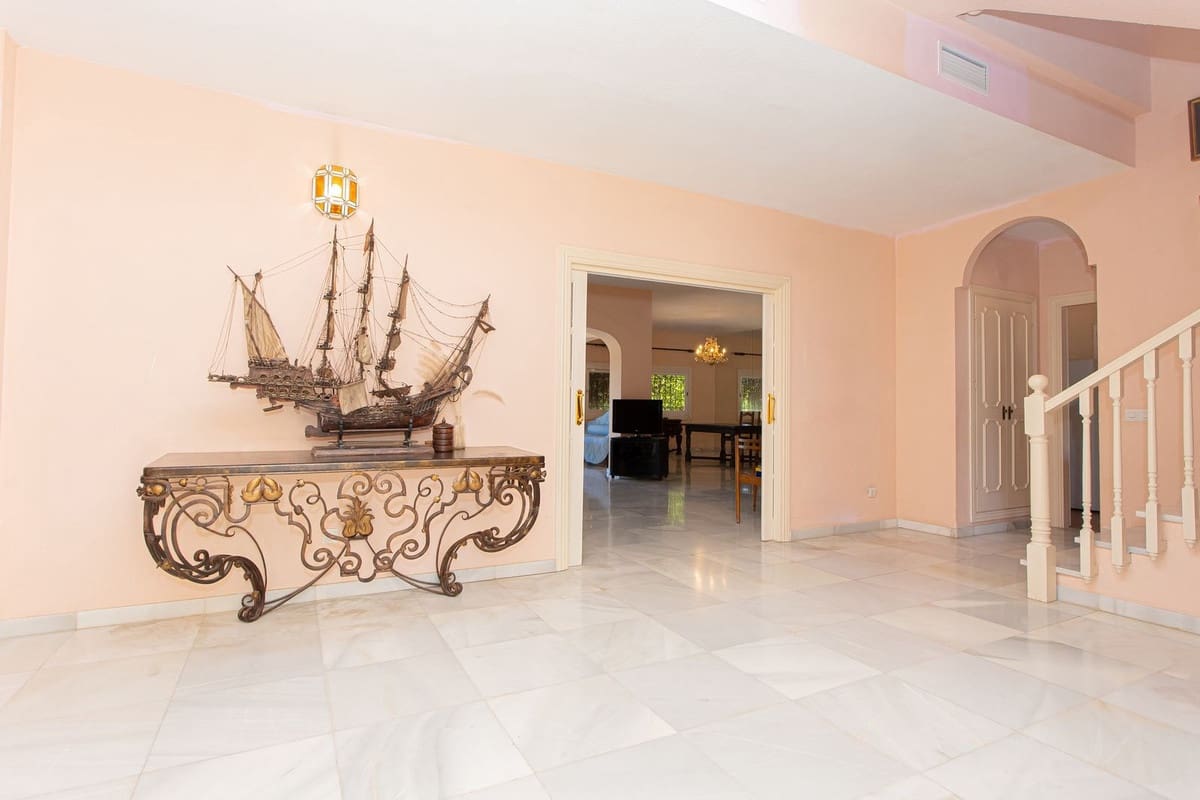 6 bedroom Villa for sale in Nueva Andalucia with pool garage - € 3,500,000 (Ref: 9696618)