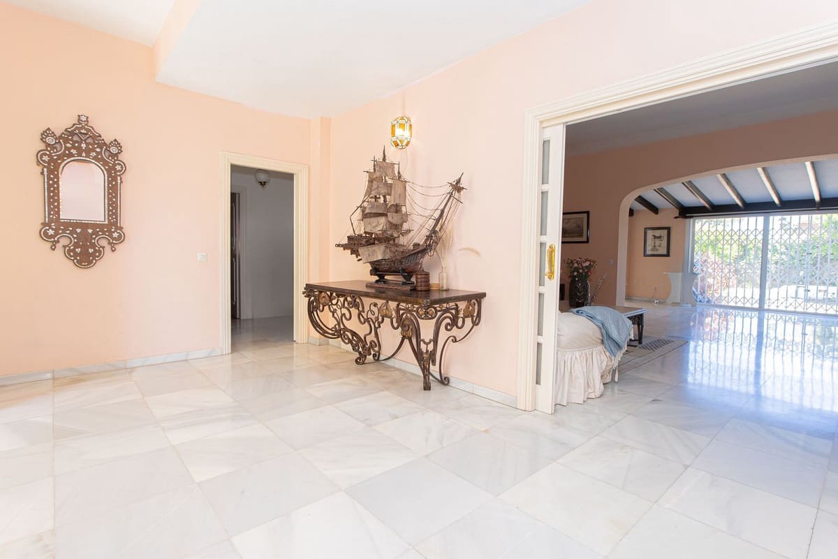 6 bedroom Villa for sale in Nueva Andalucia with pool garage - € 3,500,000 (Ref: 9696618)