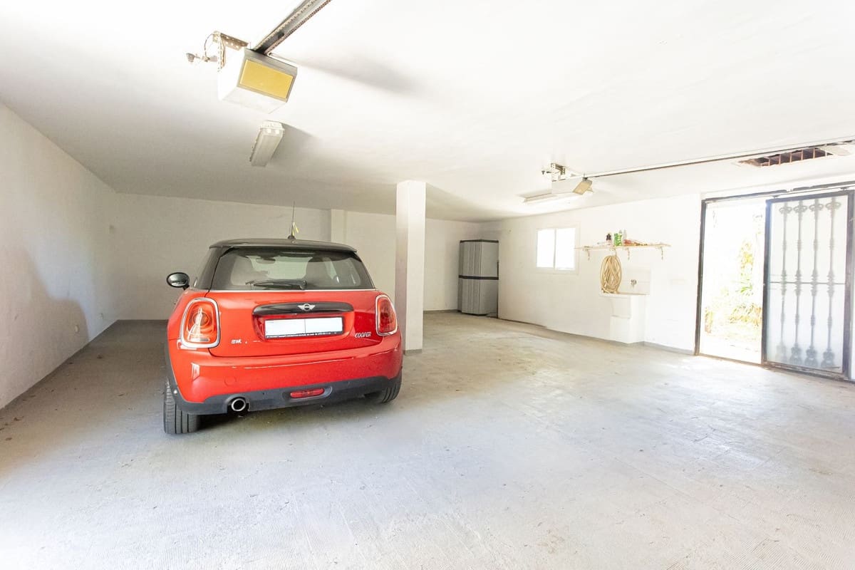 6 bedroom Villa for sale in Nueva Andalucia with pool garage - € 3,500,000 (Ref: 9696618)