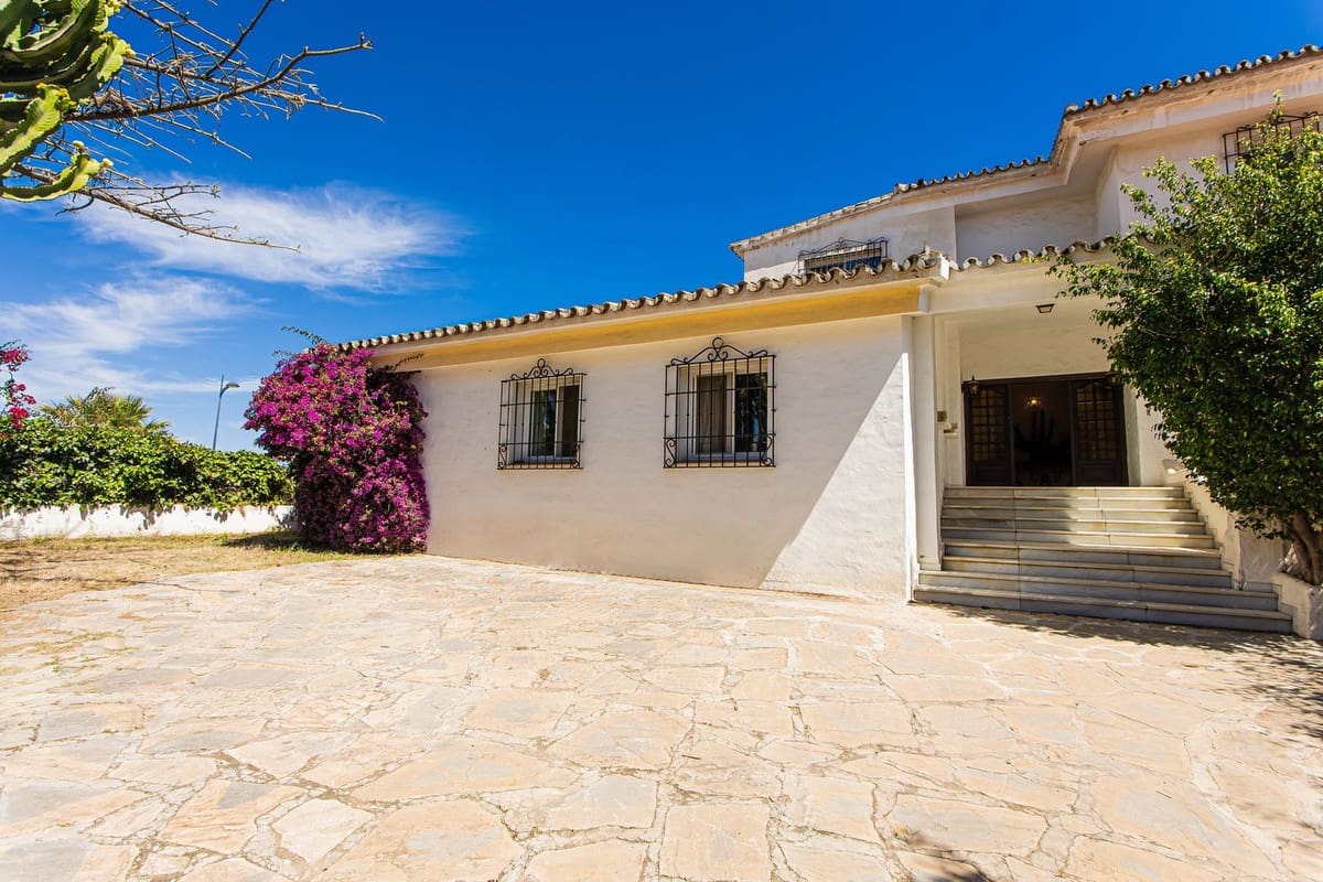6 bedroom Villa for sale in Nueva Andalucia with pool garage - € 3,500,000 (Ref: 9696618)
