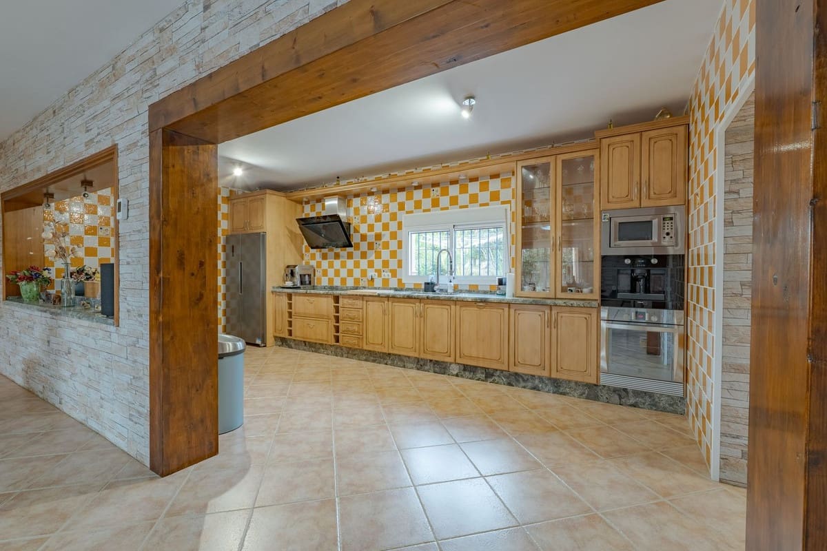 8 bedroom Villa for sale in Alhaurin el Grande with pool garage - € 1,195,000 (Ref: 9696631)