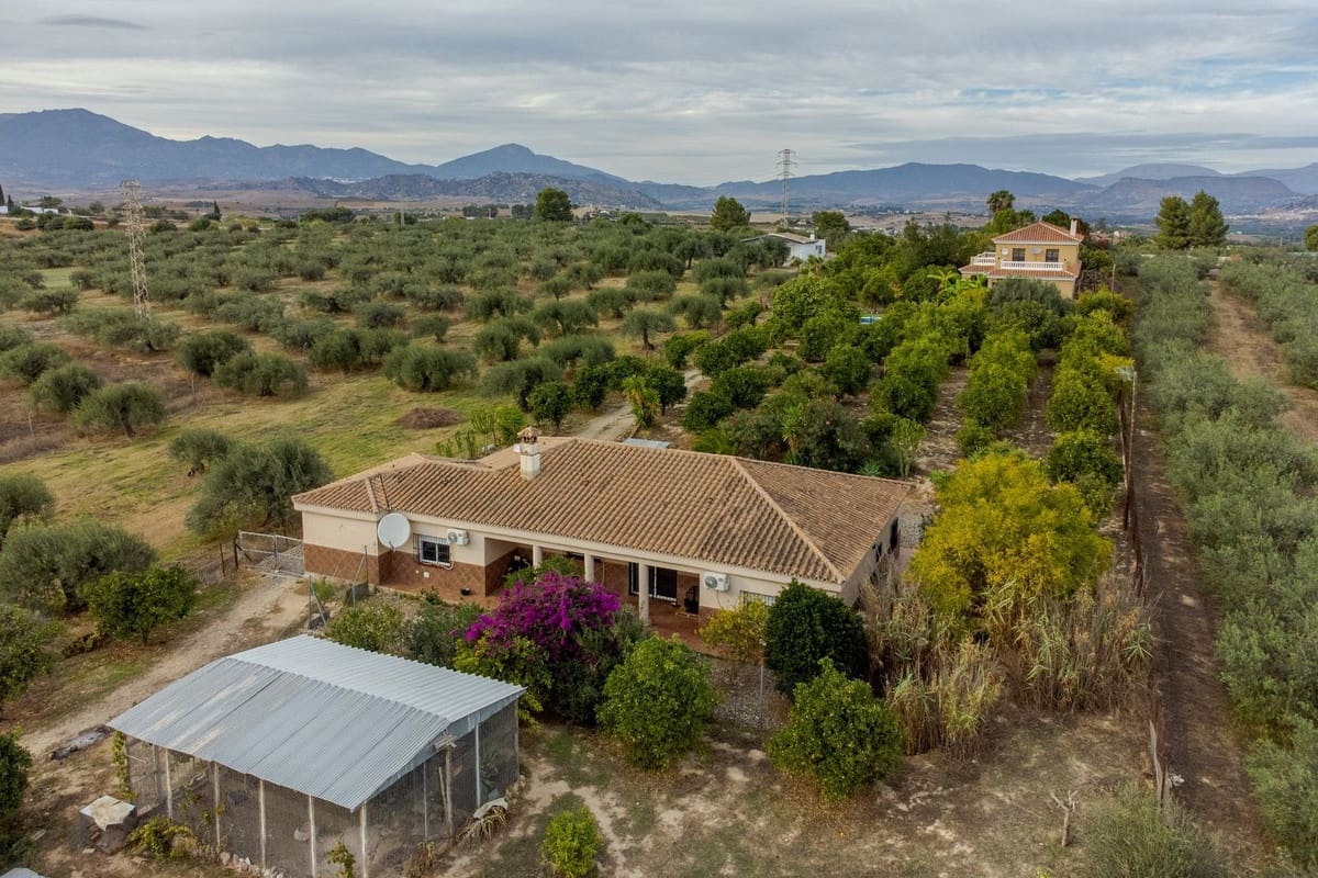 8 bedroom Villa for sale in Alhaurin el Grande with pool garage - € 1,195,000 (Ref: 9696631)