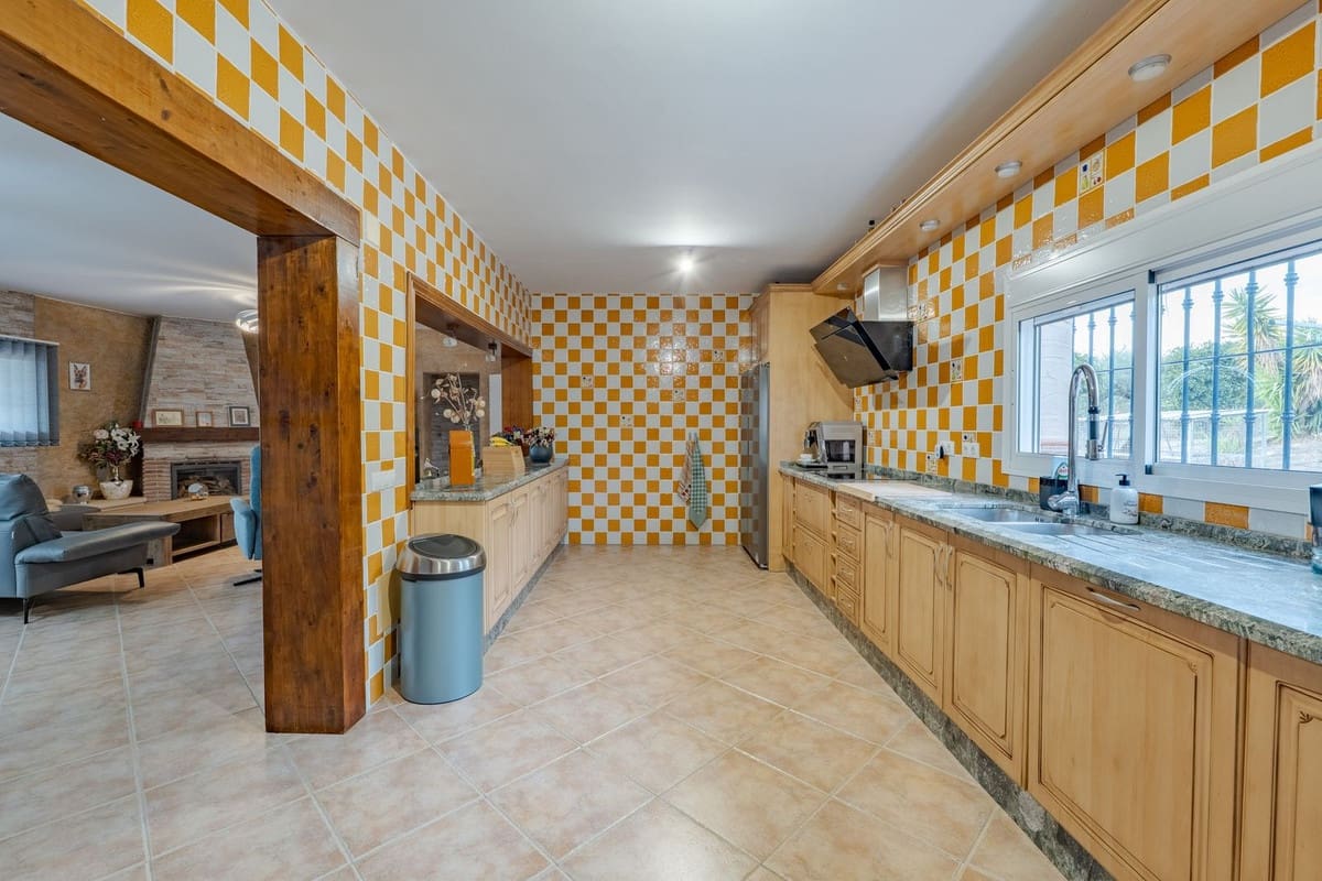 8 bedroom Villa for sale in Alhaurin el Grande with pool garage - € 1,195,000 (Ref: 9696631)