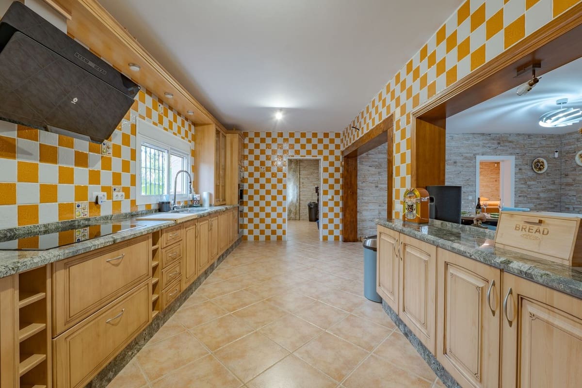 8 bedroom Villa for sale in Alhaurin el Grande with pool garage - € 1,195,000 (Ref: 9696631)