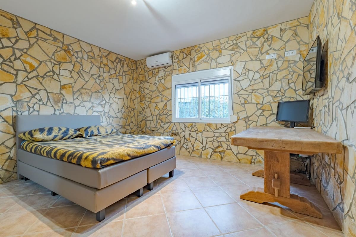 8 bedroom Villa for sale in Alhaurin el Grande with pool garage - € 1,195,000 (Ref: 9696631)