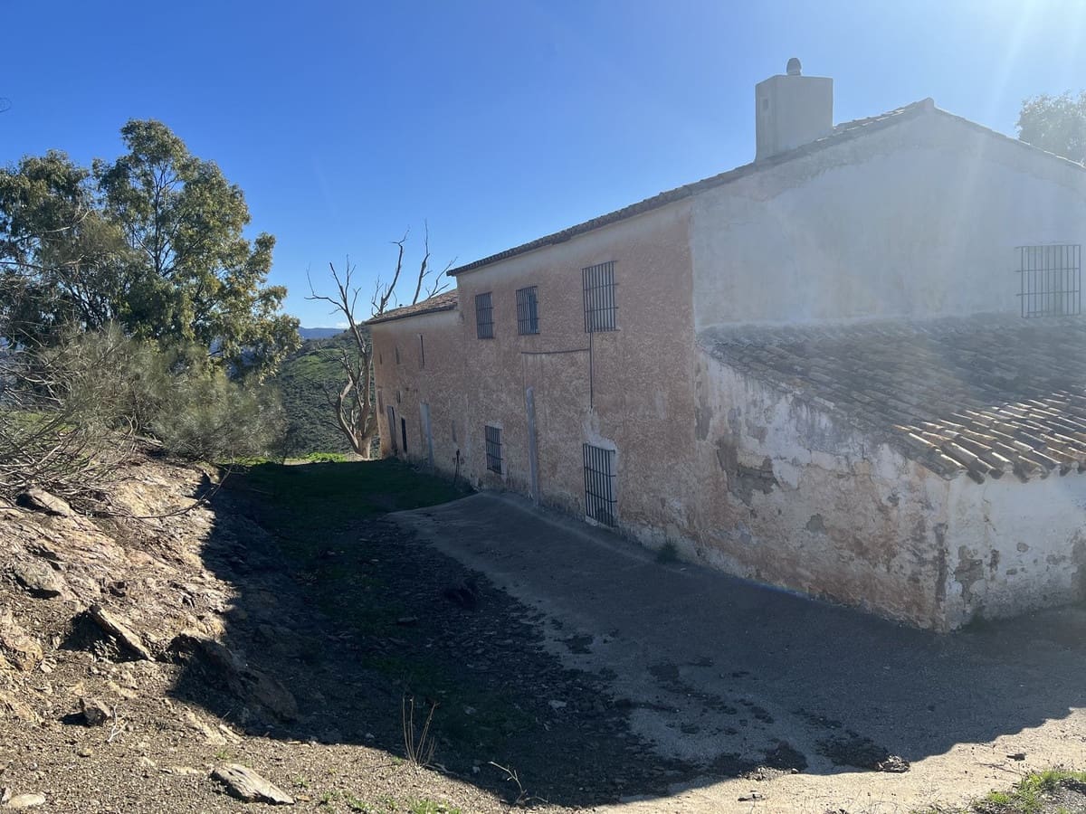 5 bedroom Finca/Country House for sale in Casabermeja with garage - € 599,000 (Ref: 9696651)