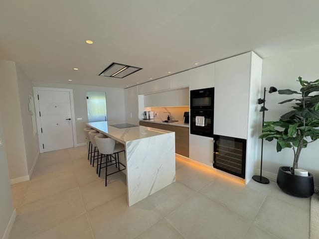 Ático de 3 habitaciones en New Golden Mile, Estepona en venta con piscina garaje - 1.995.000 € (Ref: 9696714)