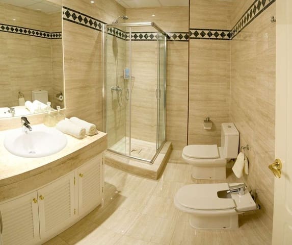 2 sypialnia Apartament na sprzedaż w Nueva Andalucia, Marbella z basenem garażem - 1 200 000 € (Ref: 9696715)