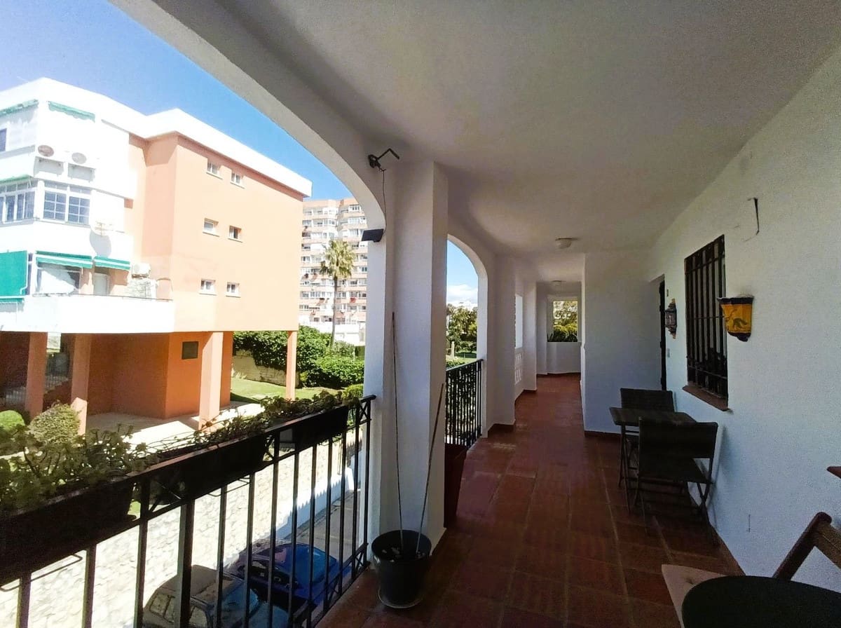 Apartamento de 2 habitaciones en Torremolinos en venta con piscina garaje - 293.000 € (Ref: 9696716)