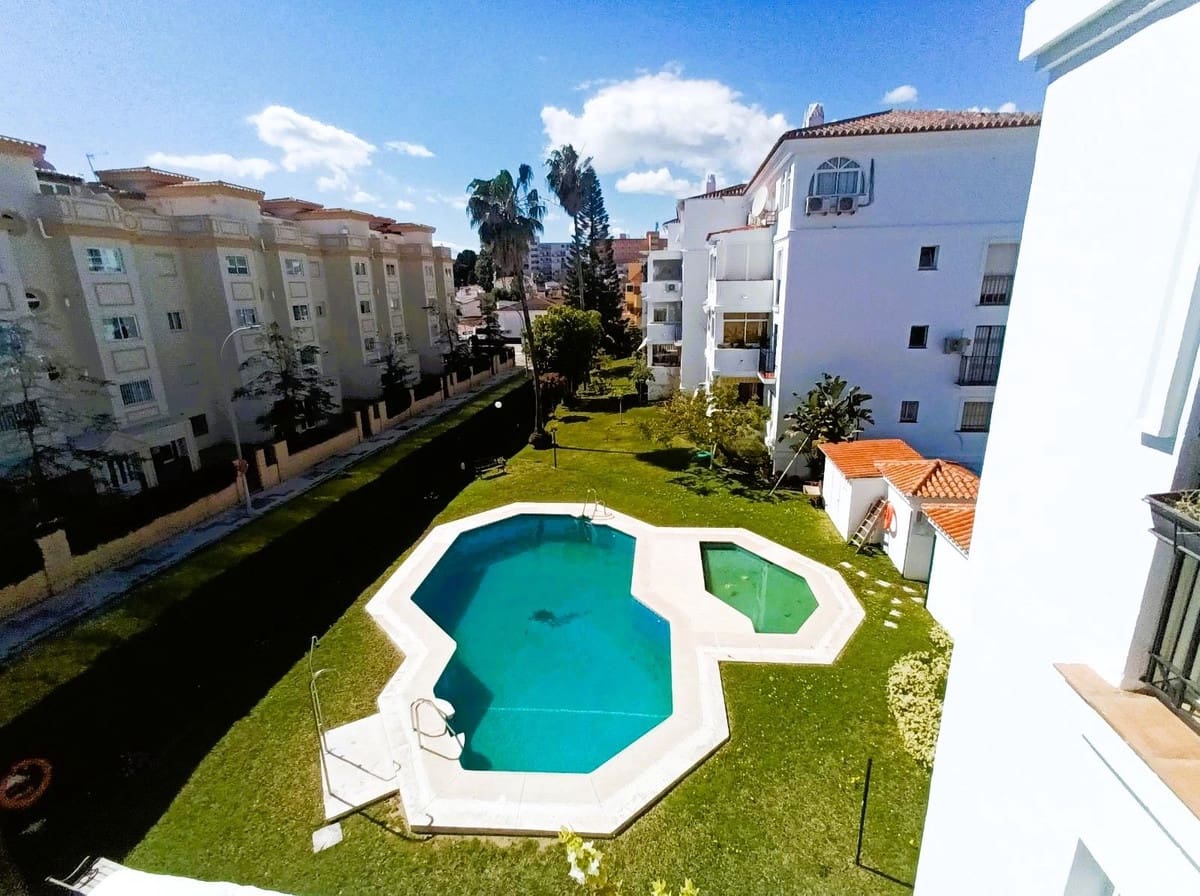 Apartamento de 2 habitaciones en Torremolinos en venta con piscina garaje - 293.000 € (Ref: 9696716)