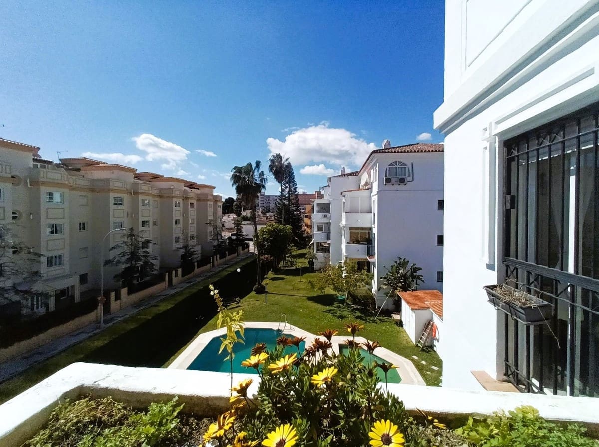 Apartamento de 2 habitaciones en Torremolinos en venta con piscina garaje - 293.000 € (Ref: 9696716)