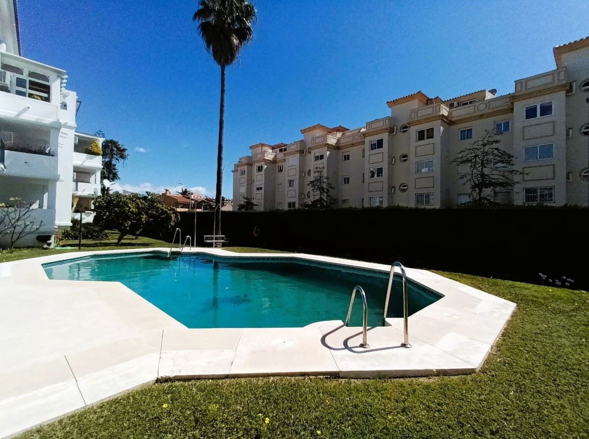 Apartamento de 2 habitaciones en Torremolinos en venta con piscina garaje - 293.000 € (Ref: 9696716)