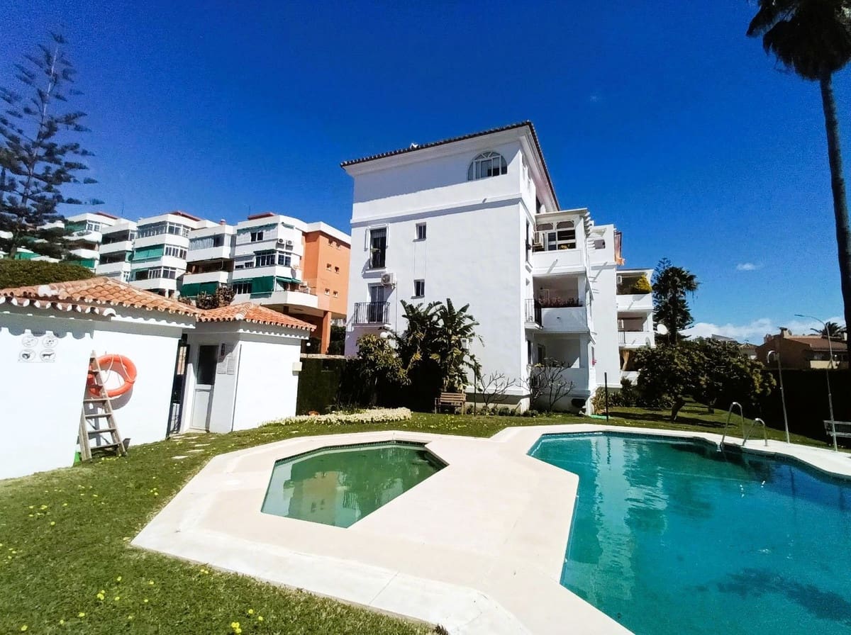 Apartamento de 2 habitaciones en Torremolinos en venta con piscina garaje - 293.000 € (Ref: 9696716)